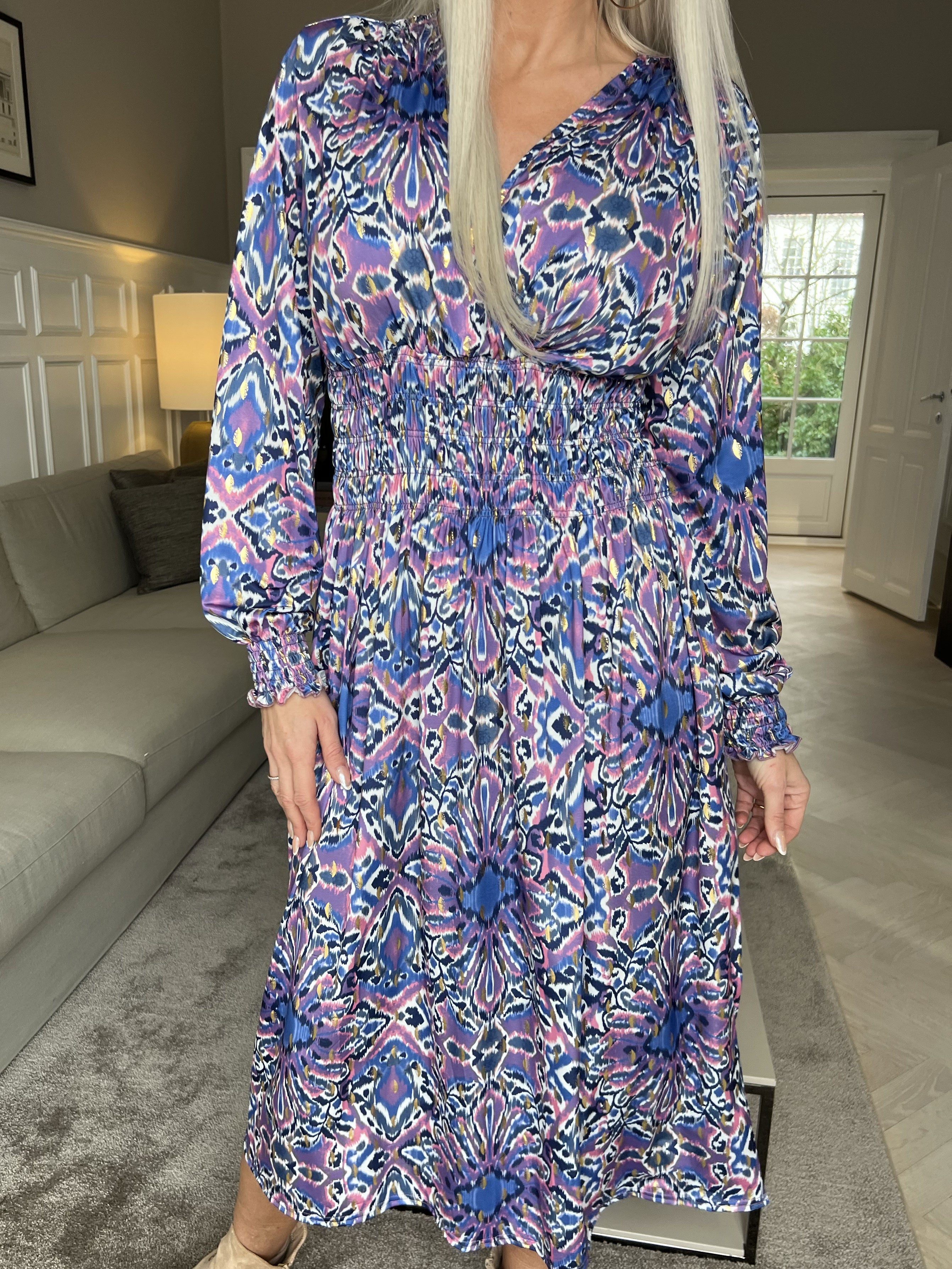 Pams Peacock Midi L/S - Mönstrad klänning med resår i skrynkelfritt tyg